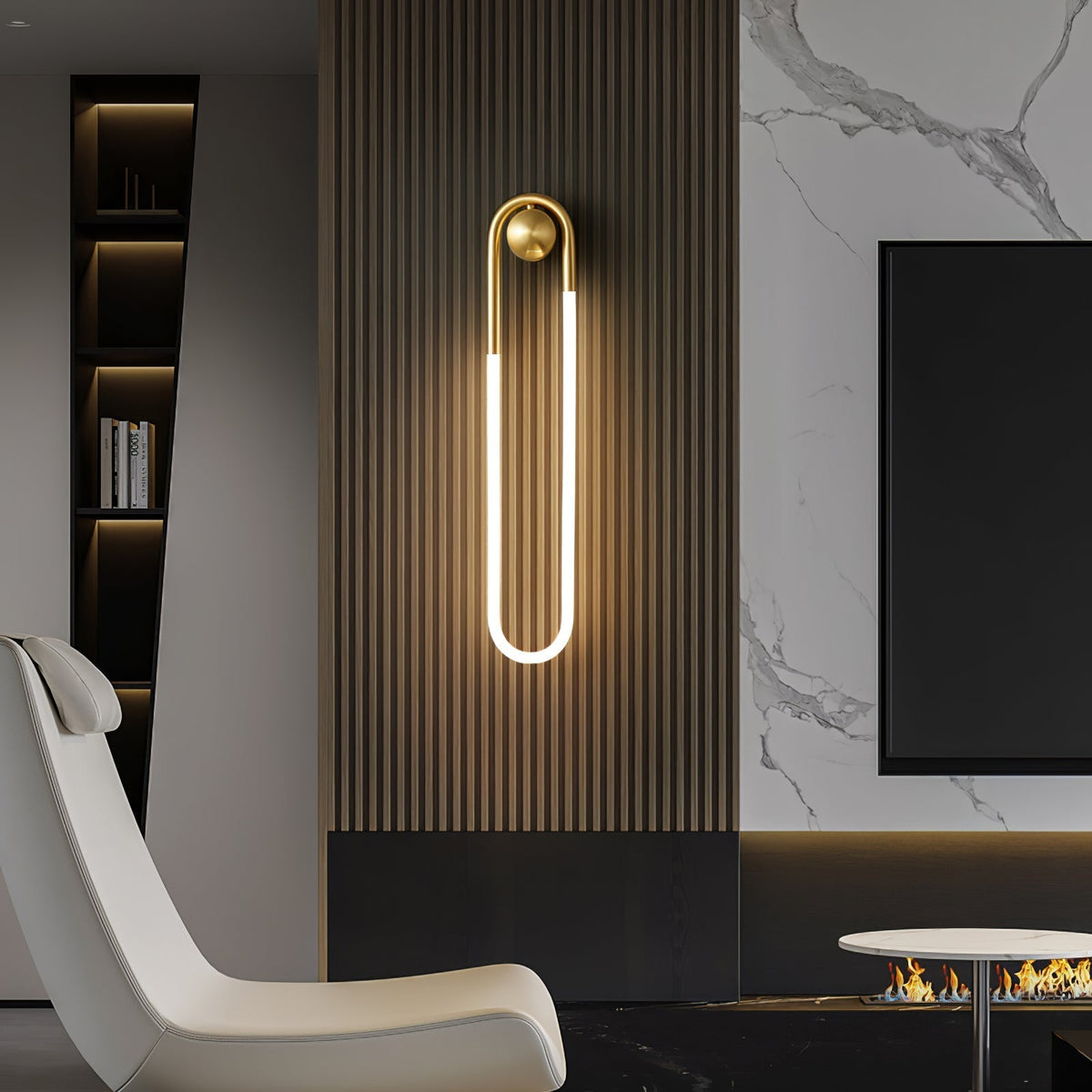 Minimalistyczna architektoniczna lampa ścienna z mosiężną ramą w kształcie pętli