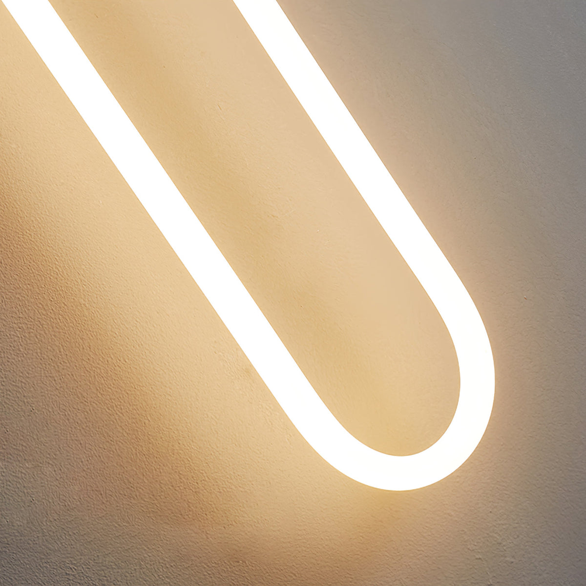 Minimalistyczna architektoniczna lampa ścienna z mosiężną ramą w kształcie pętli
