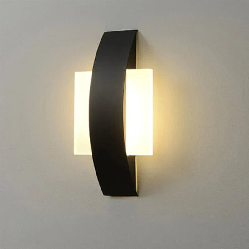 Minimalistyczna lampa ścienna z akrylową kulą i żelaznym panelem