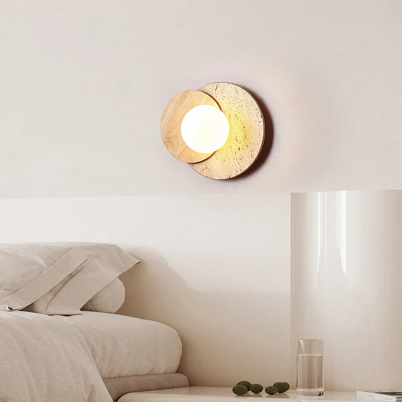 Lampa ścienna w stylu wabi-sabi z organiczną fakturą kamienia i drewna