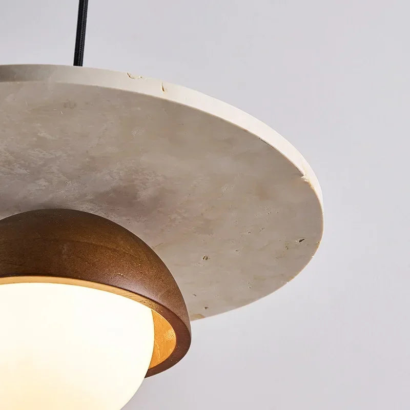 Skandynawska wisząca lampa z kopułowym kloszem z drewna orzechowego i kamienia