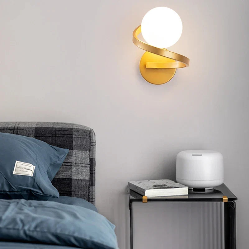 Nowoczesna lampa ścienna z ramą spiralną i matowym szklanym kloszem w kształcie kuli