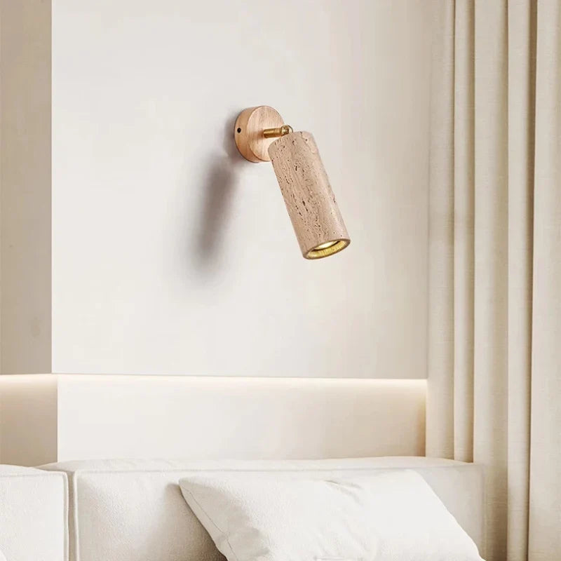 Lampa ścienna w stylu wabi-sabi z fakturą trawertynu i drewna