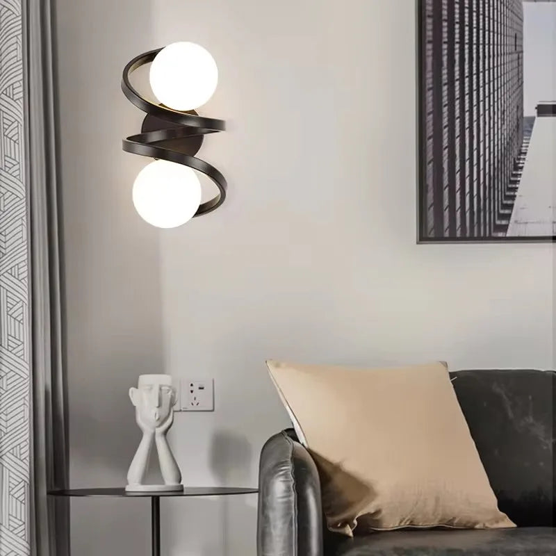 Nowoczesna lampa ścienna z ramą spiralną i matowym szklanym kloszem w kształcie kuli