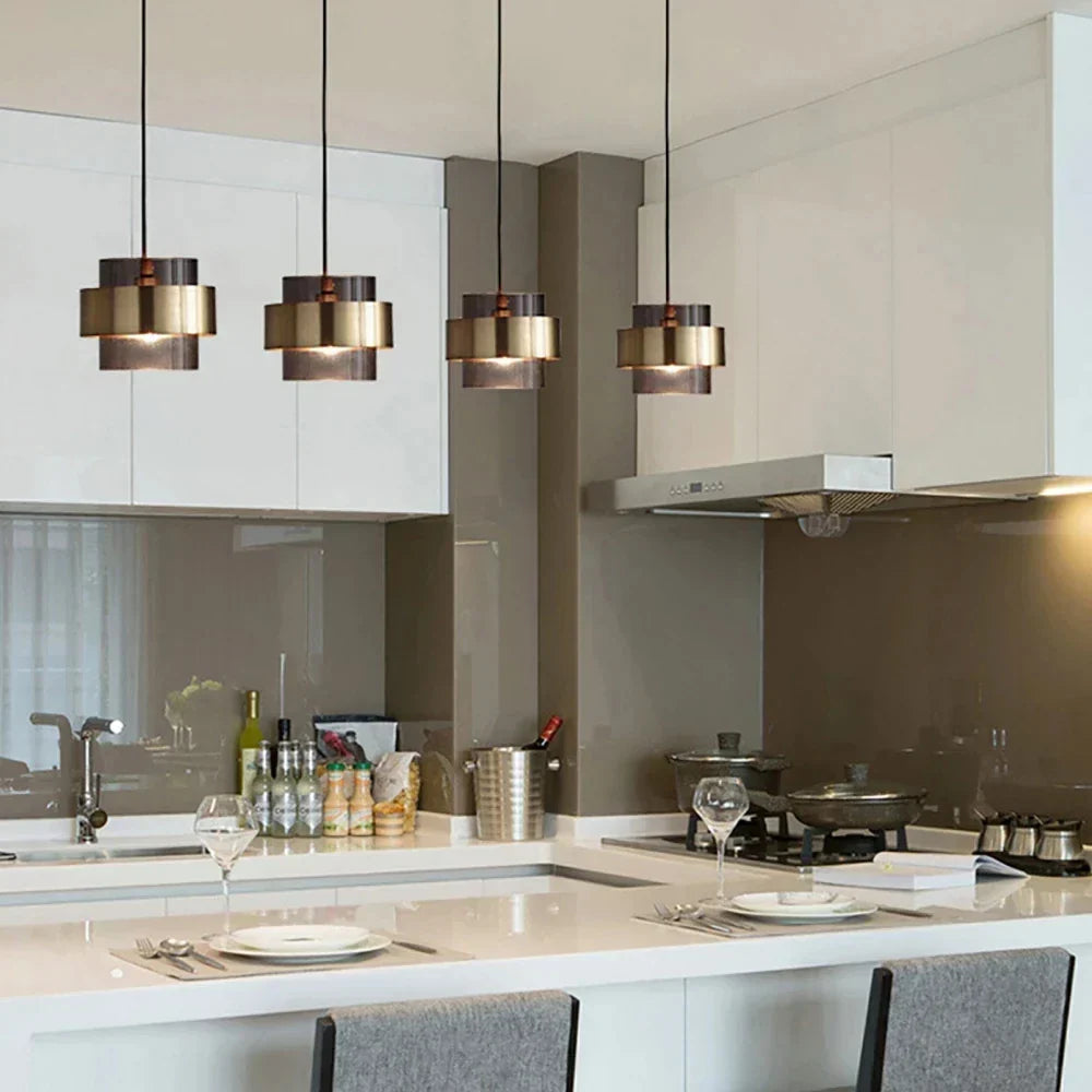 Nordycka wisząca lampa z przydymionym szklanym cylindrem i mosiężną obręczą