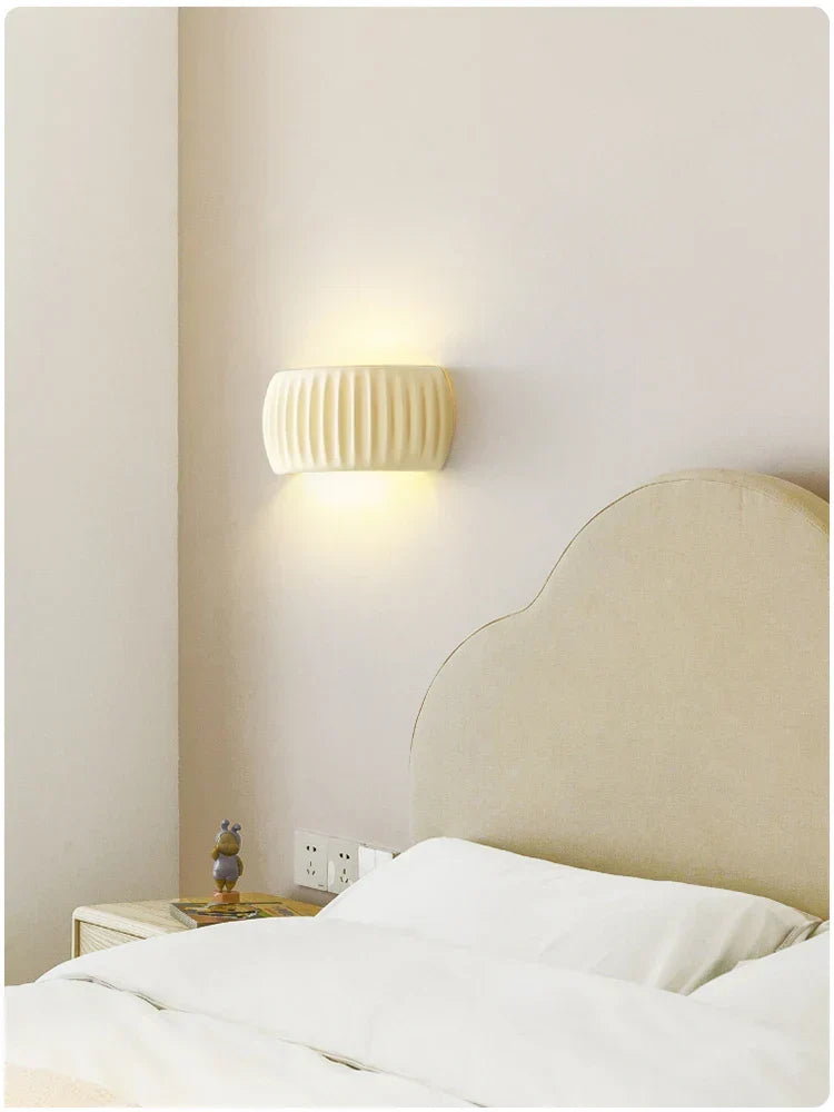 Francuska nowoczesna lampa ścienna z żebrowanej żywicy, świecąca w górę i w dół