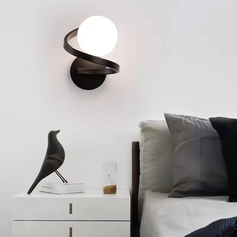 Nowoczesna lampa ścienna z ramą spiralną i matowym szklanym kloszem w kształcie kuli