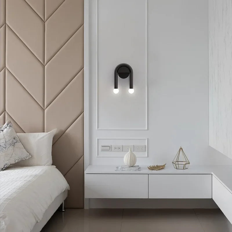 Łukowa nordycka minimalistyczna rzeźbiarska lampa ścienna z matowym szkłem