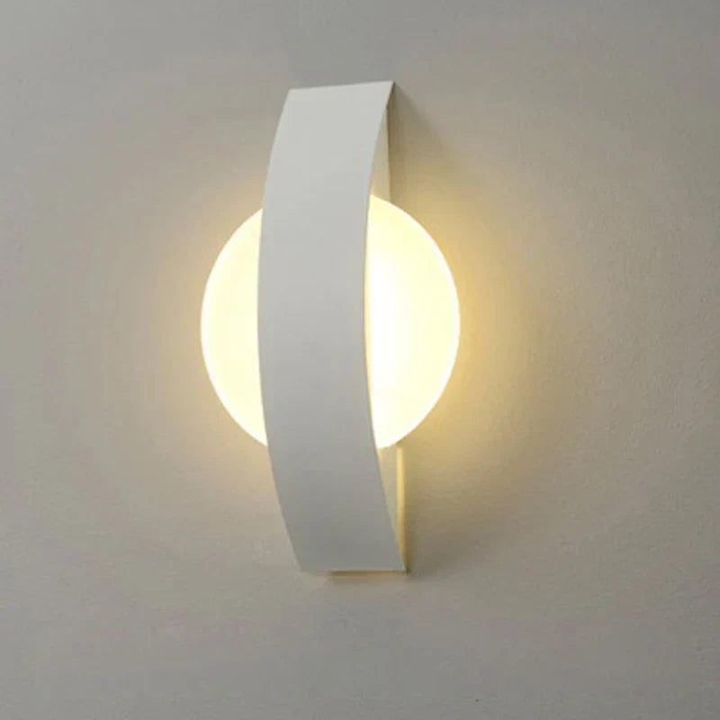 Minimalistyczna lampa ścienna z akrylową kulą i żelaznym panelem