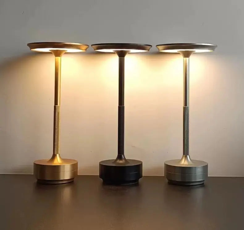 Minimalistyczna aluminiowa bezprzewodowa lampka stołowa z dotykowym sterowaniem, regulacją jasności i akumulatorem