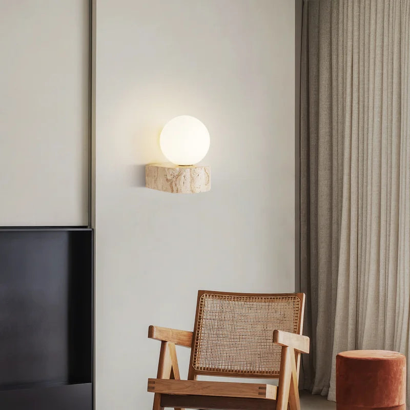 Rzeźbiarska japońska minimalistyczna lampa ścienna z trawertynu i matowego szkła