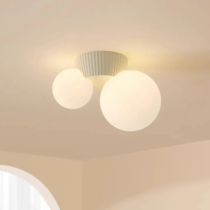 Rzeźbiarska lampa sufitowa z żebrowanym matowym podwójnym szklanym kloszem w kształcie kuli