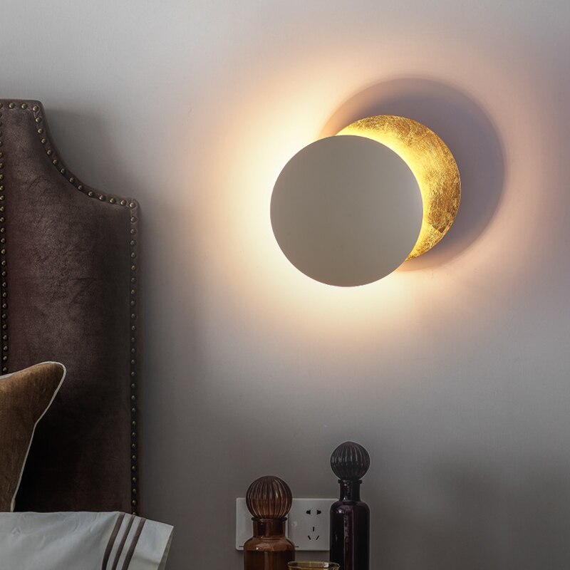 Nowoczesna lampa ścienna z nachodzącymi na siebie dyskami inspirowanymi zaćmieniem Słońca