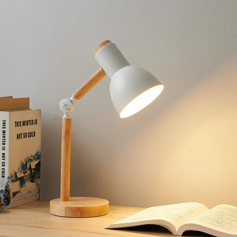 Nordycka lampa stołowa z drewnianą podstawą, regulacją i przyjaznym dla oczu światłem