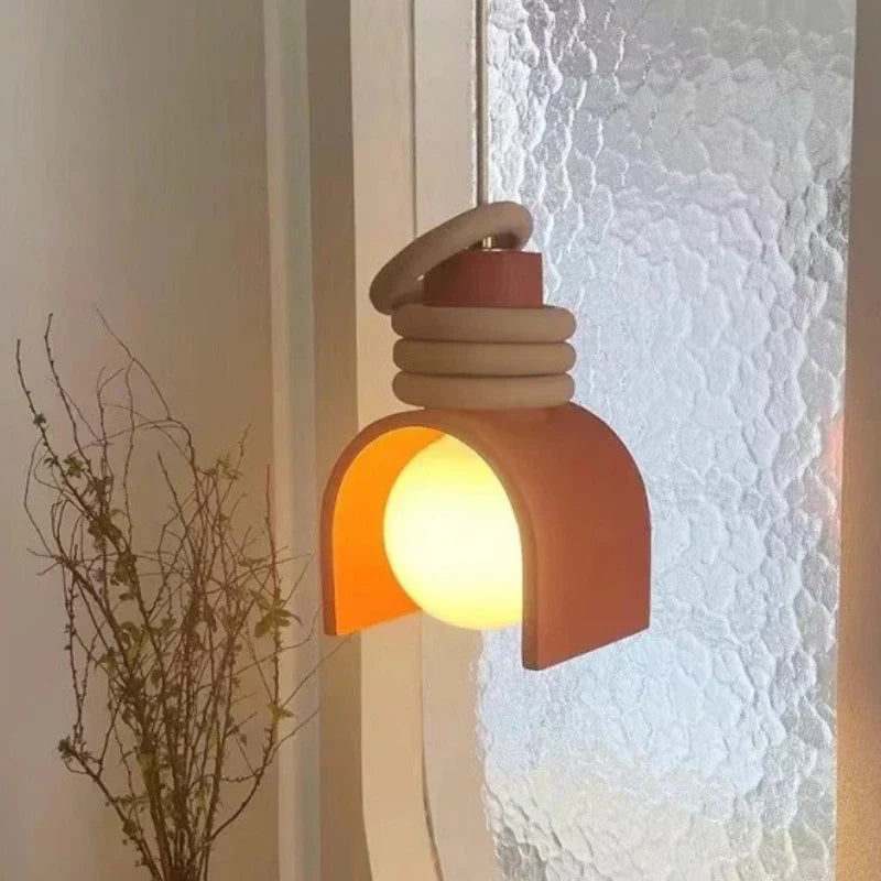 Rzeźbiarska wisząca lampa z żywicy w stylu wabi-sabi, japońskim minimalizmem i organiczną formą