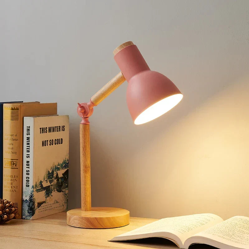 Nordycka lampa stołowa z drewnianą podstawą, regulacją i przyjaznym dla oczu światłem