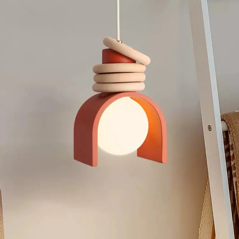 Rzeźbiarska wisząca lampa z żywicy w stylu wabi-sabi, japońskim minimalizmem i organiczną formą