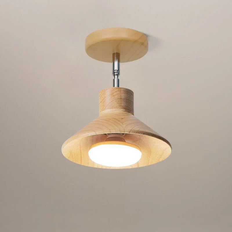 Skandynawska minimalistyczna lampa sufitowa o sylwetce stożka z naturalnego drewna