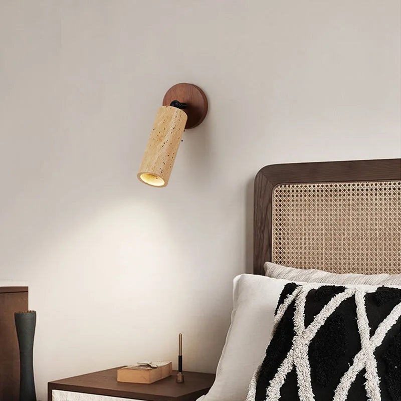 Lampa ścienna w stylu wabi-sabi z fakturą trawertynu i drewna