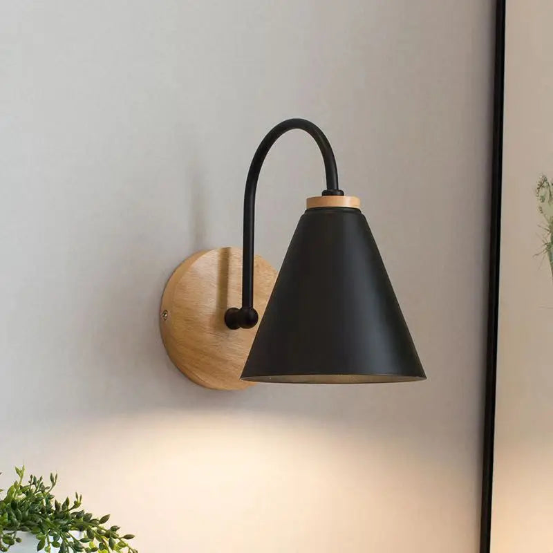 Skandynawska zakrzywiona lampa ścienna z drewna i żelaza
