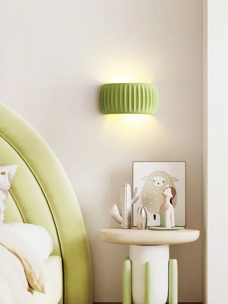 Francuska nowoczesna lampa ścienna z żebrowanej żywicy, świecąca w górę i w dół