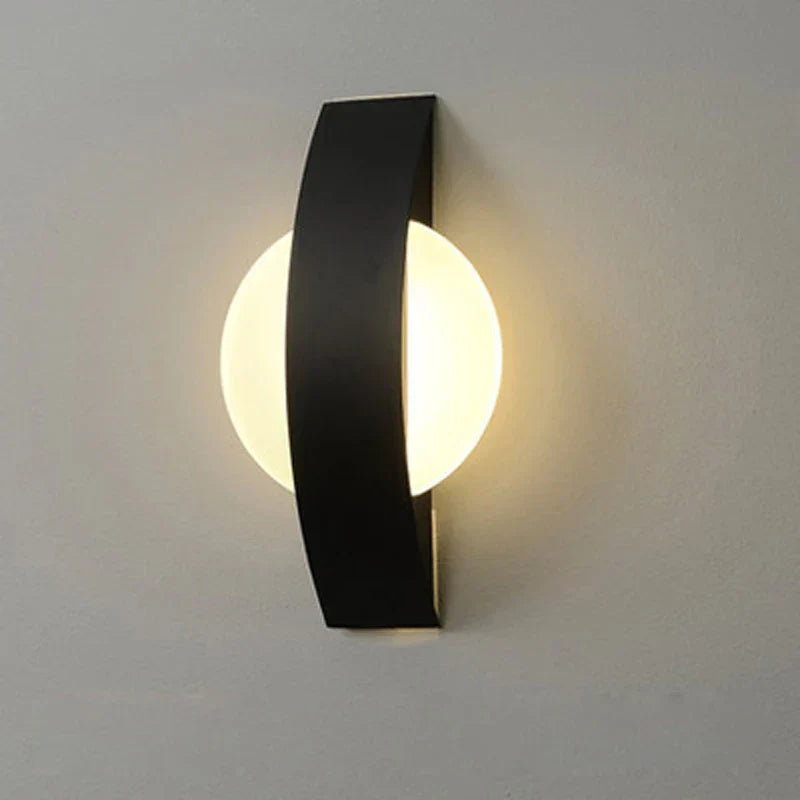 Minimalistyczna lampa ścienna z akrylową kulą i żelaznym panelem
