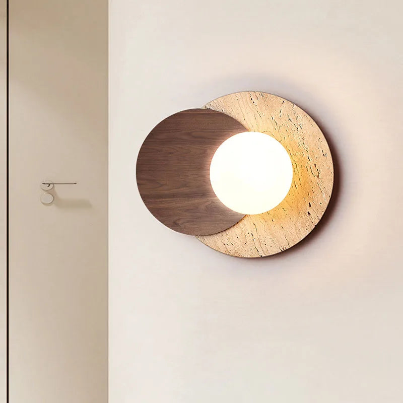 Lampa ścienna w stylu wabi-sabi z organiczną fakturą kamienia i drewna