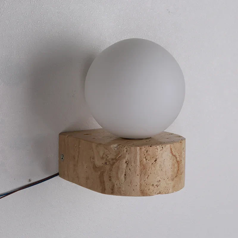 Rzeźbiarska japońska minimalistyczna lampa ścienna z trawertynu i matowego szkła