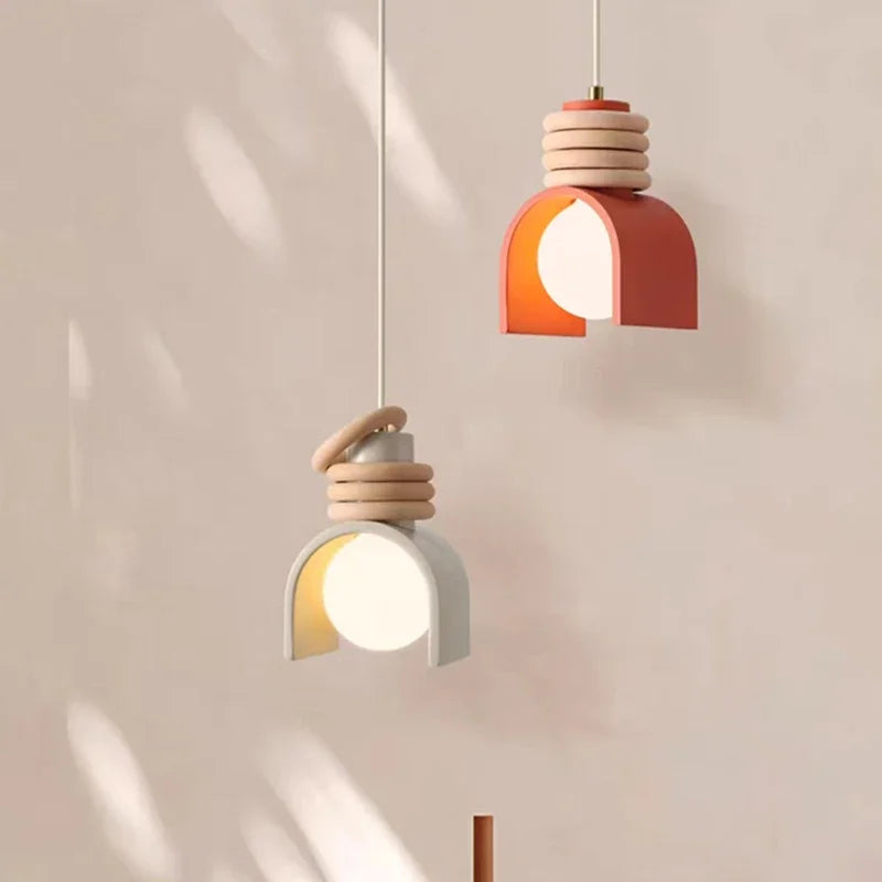 Rzeźbiarska wisząca lampa z żywicy w stylu wabi-sabi, japońskim minimalizmem i organiczną formą