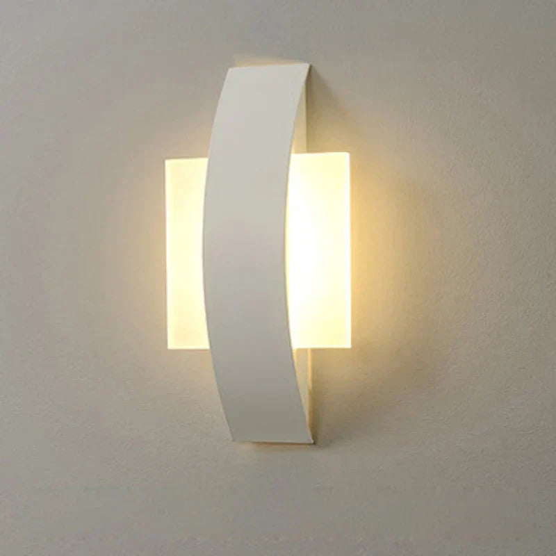Minimalistyczna lampa ścienna z akrylową kulą i żelaznym panelem