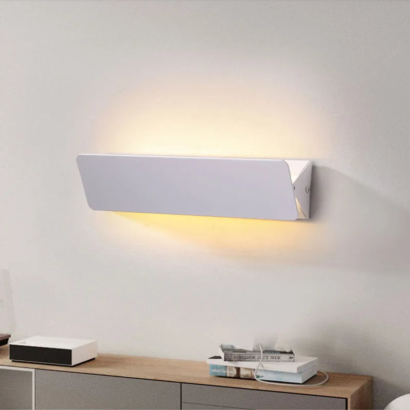 Minimalistyczna prostokątna aluminiowa lampa ścienna z obrotowym ramieniem