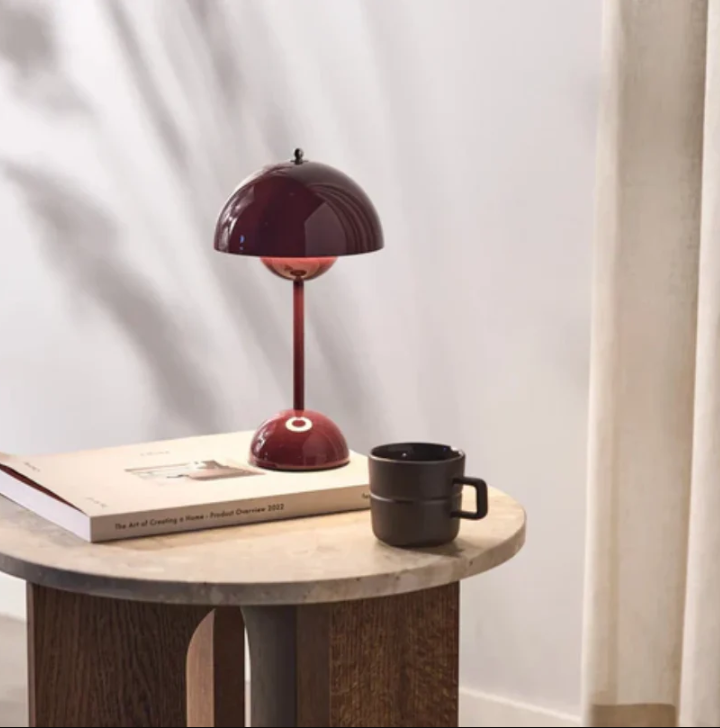 Elegancka minimalistyczna skandynawska lampa stołowa ze sterowaniem dotykowym i funkcją ściemniania