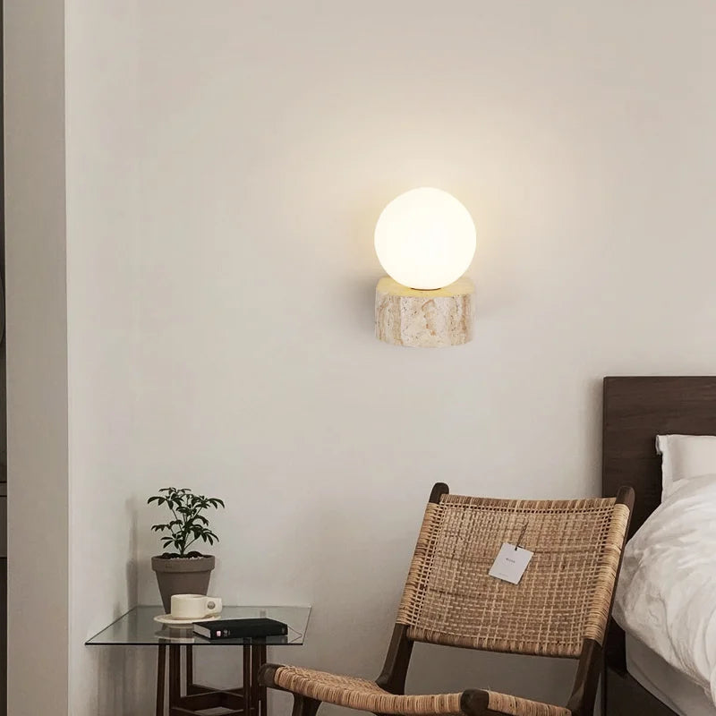 Rzeźbiarska japońska minimalistyczna lampa ścienna z trawertynu i matowego szkła