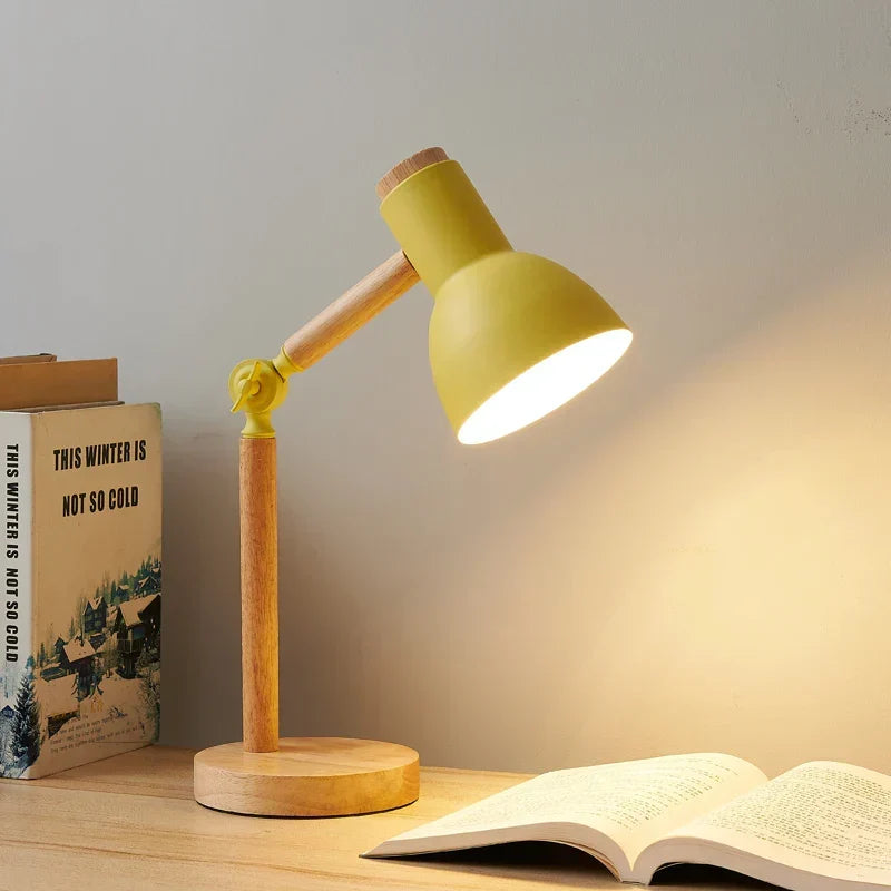Nordycka lampa stołowa z drewnianą podstawą, regulacją i przyjaznym dla oczu światłem