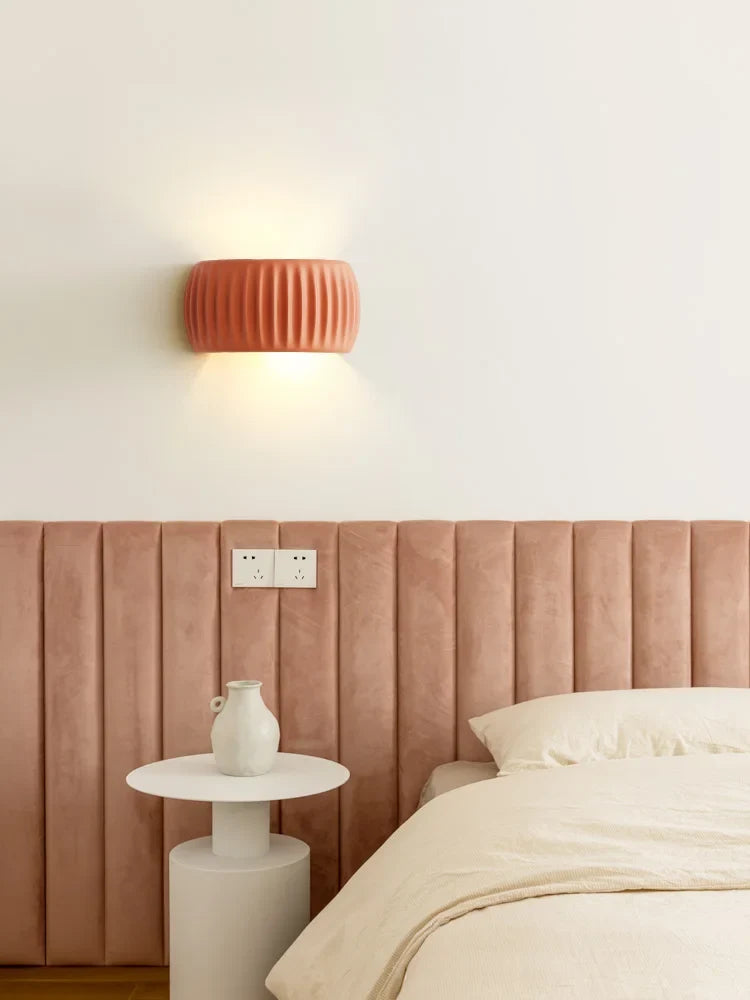Francuska nowoczesna lampa ścienna z żebrowanej żywicy, świecąca w górę i w dół
