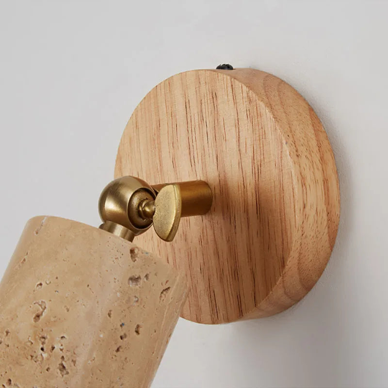 Lampa ścienna w stylu wabi-sabi z fakturą trawertynu i drewna