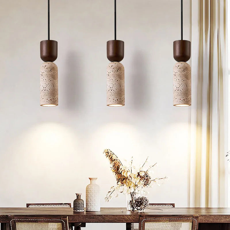 Wisząca lampa w stylu wabi-sabi z fakturą trawertynu i drewna orzechowego