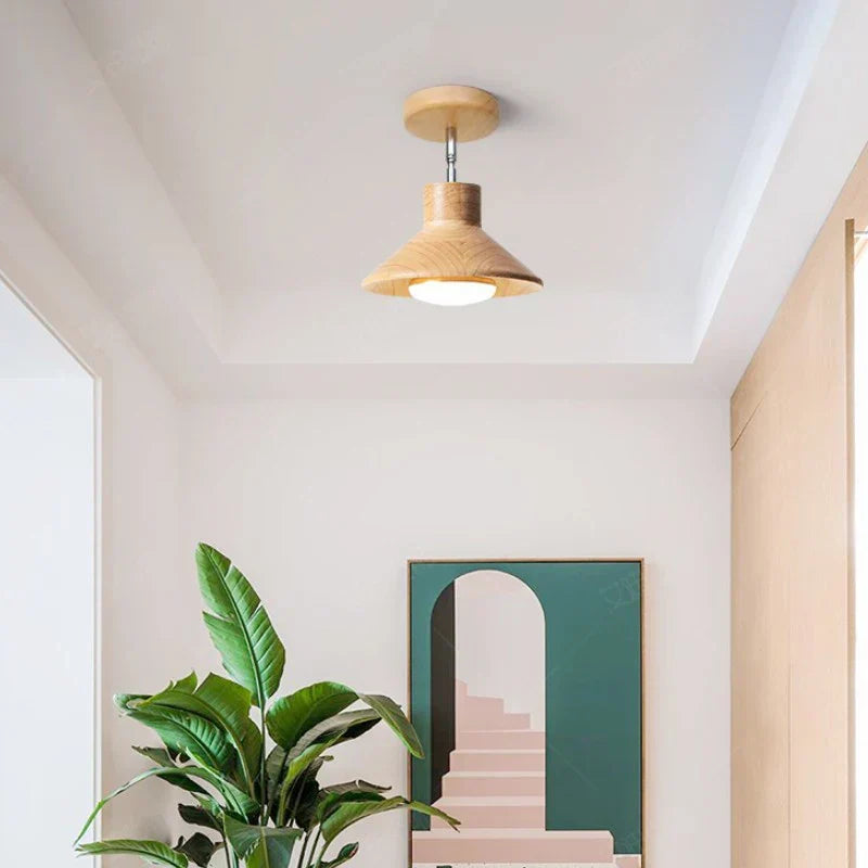 Skandynawska minimalistyczna lampa sufitowa o sylwetce stożka z naturalnego drewna