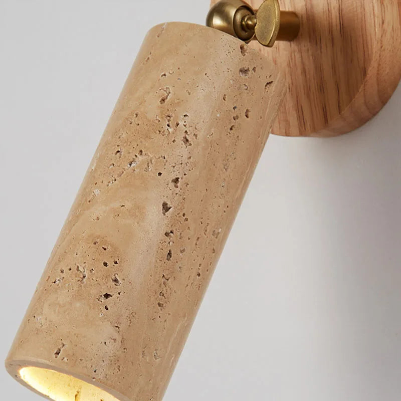 Lampa ścienna w stylu wabi-sabi z fakturą trawertynu i drewna