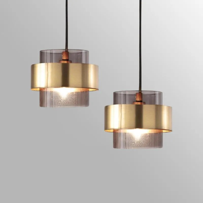 Nordycka wisząca lampa z przydymionym szklanym cylindrem i mosiężną obręczą
