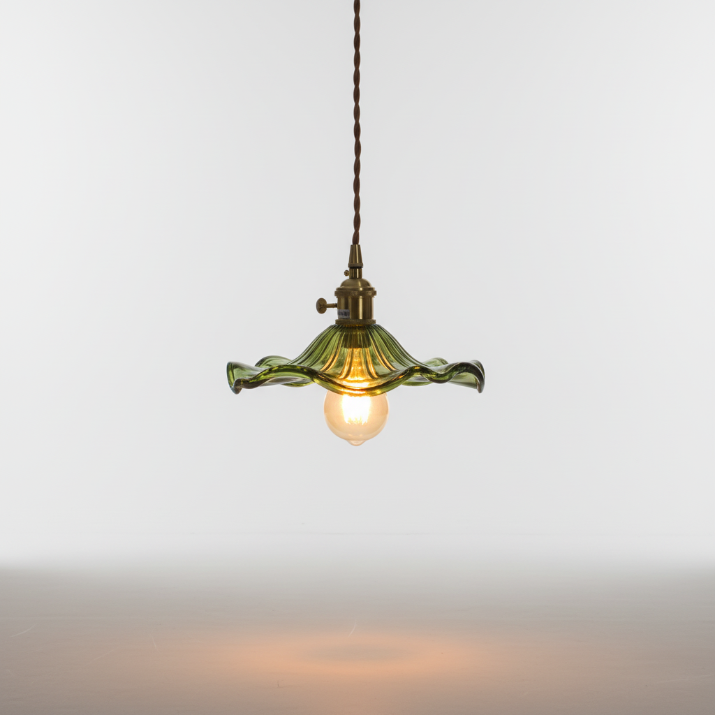 Skandynawska minimalistyczna lampa wisząca z przyciemnianym szkłem i miedzianymi akcentami