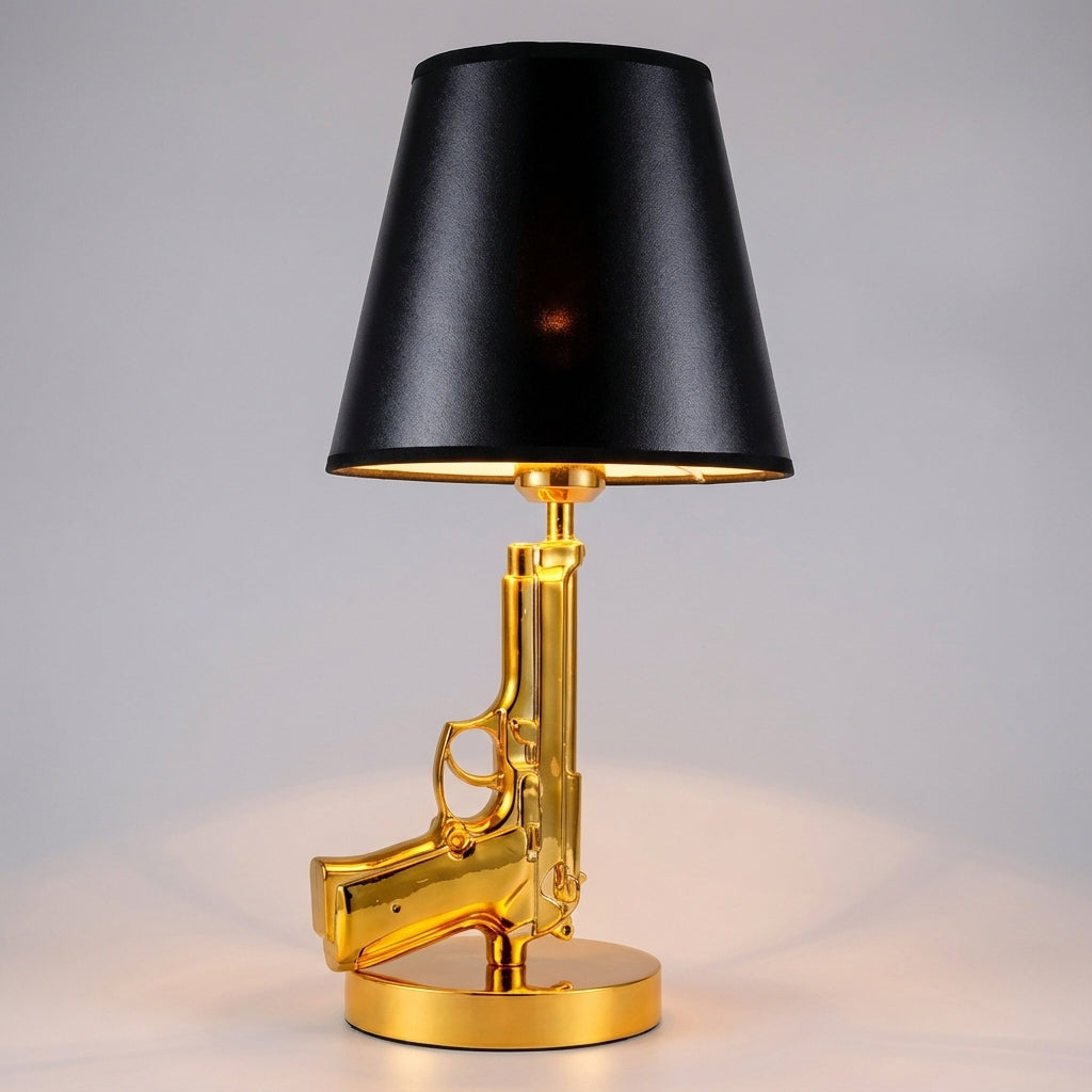 Rzeźbiarska lampa stołowa z metalową podstawą inspirowaną pistoletem i materiałowym abażurem
