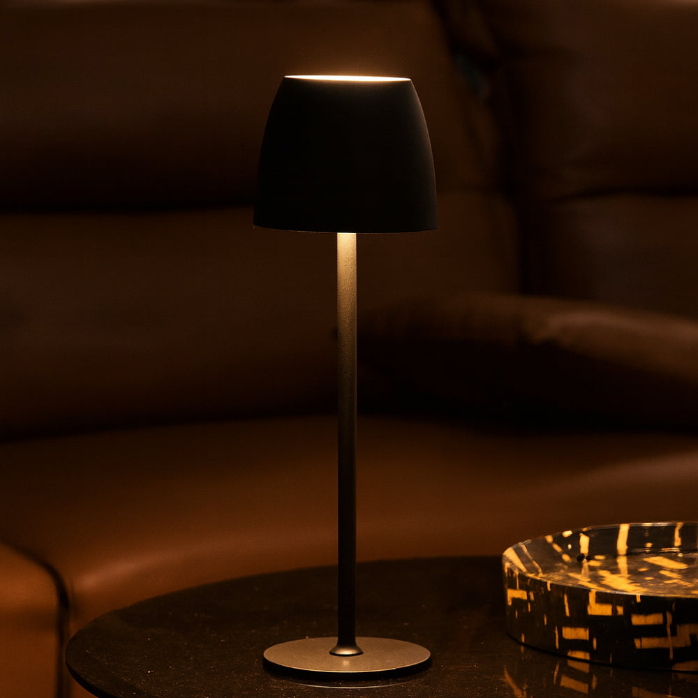 Minimalistyczna smukła bezprzewodowa lampa stołowa do wnętrz i na zewnątrz, z akumulatorem i funkcją ściemniania