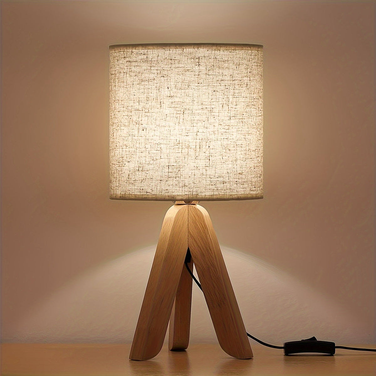Nordycka minimalistyczna lampa stołowa z drewnianym trójnogiem i lnianym kloszem