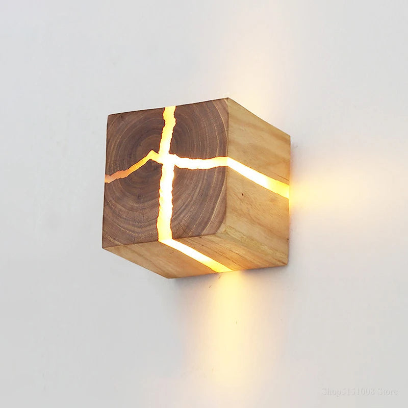 Ręcznie rzeźbiona lampa ścienna z litego drewna z wstawką z żywicy