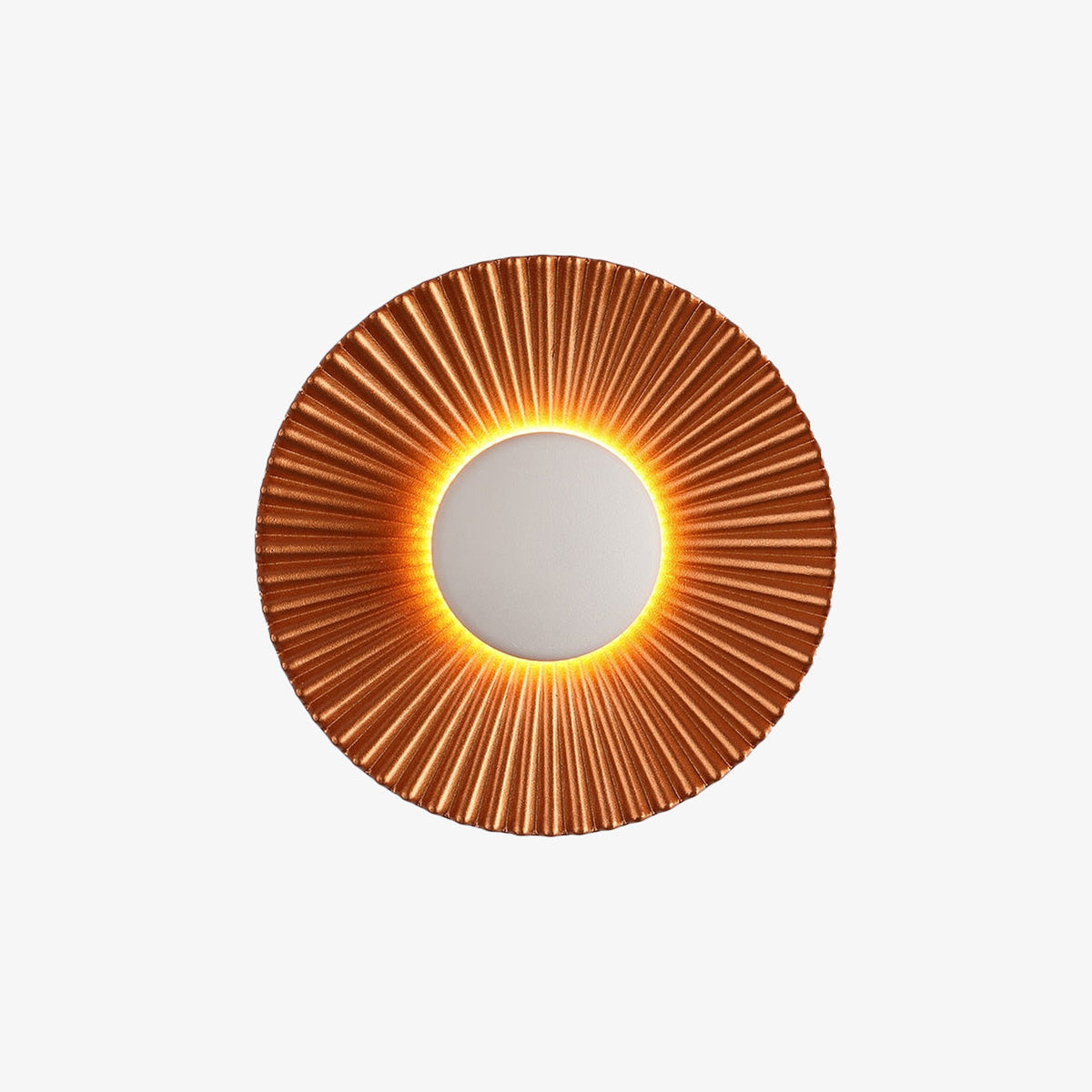 Rzeźbiarska nowoczesna lampa ścienna z promieniami o fakturze sunburst i metalicznym wykończeniem