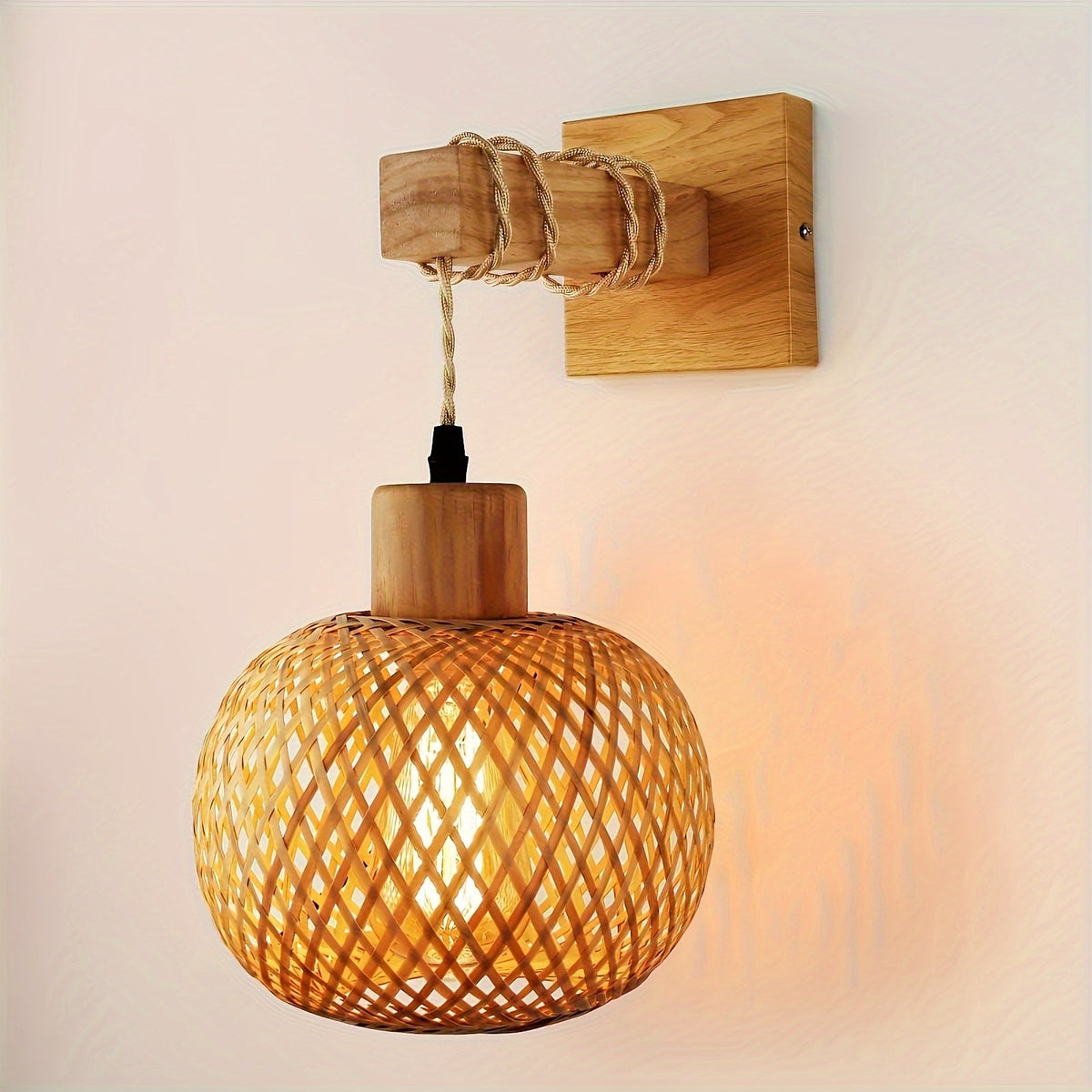 Rustykalna lampa ścienna w stylu boho z ręcznie plecionego rattanu i drewna