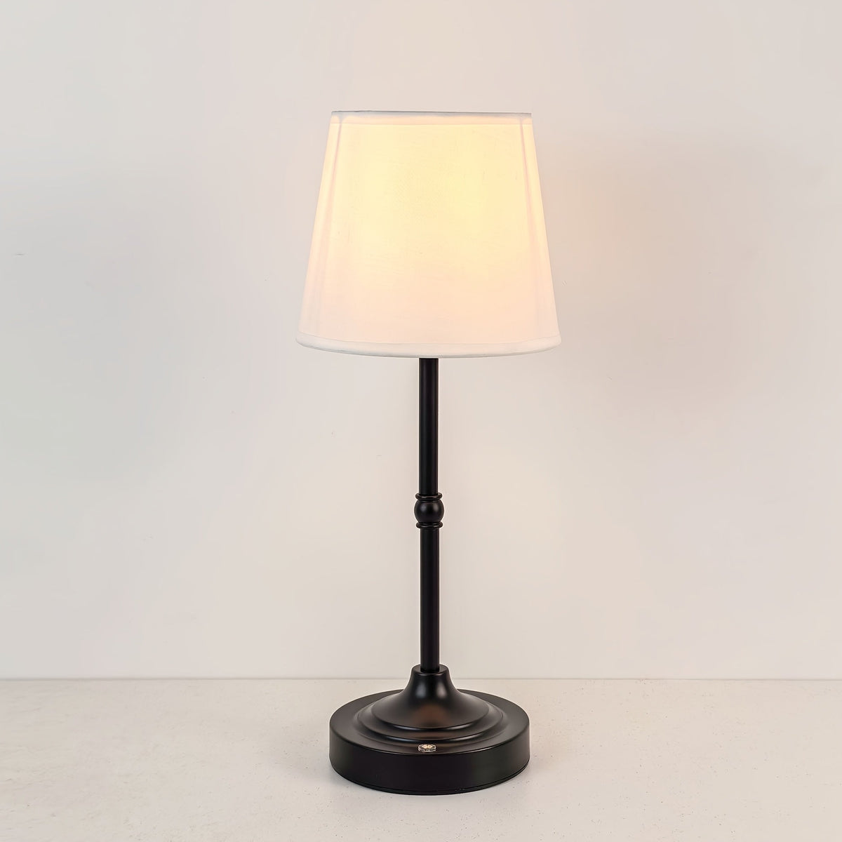Lampa stołowa z matową metalową podstawą, materiałowym kloszem, akumulatorem, bezprzewodowa i dotykowa