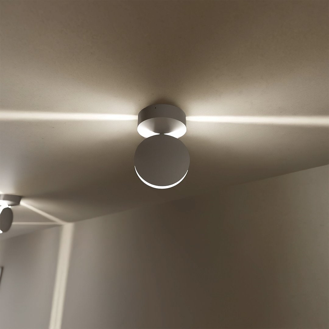 Regulowana minimalistyczna lampa sufitowa o matowym wykończeniu, reflektor do wnętrz