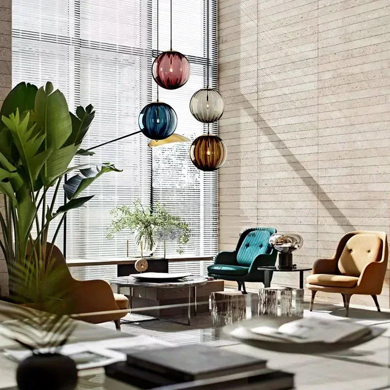 Nowoczesna energooszczędna lampa wisząca z nordycką szklaną kulą